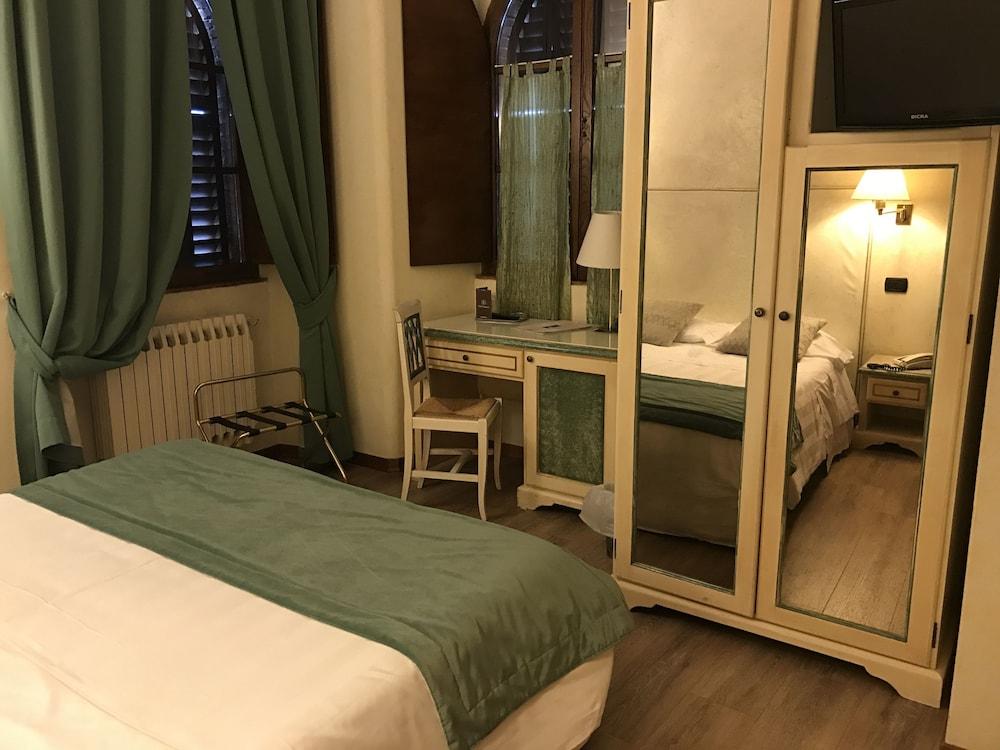 Hotel Gattapone Gubbio Esterno foto